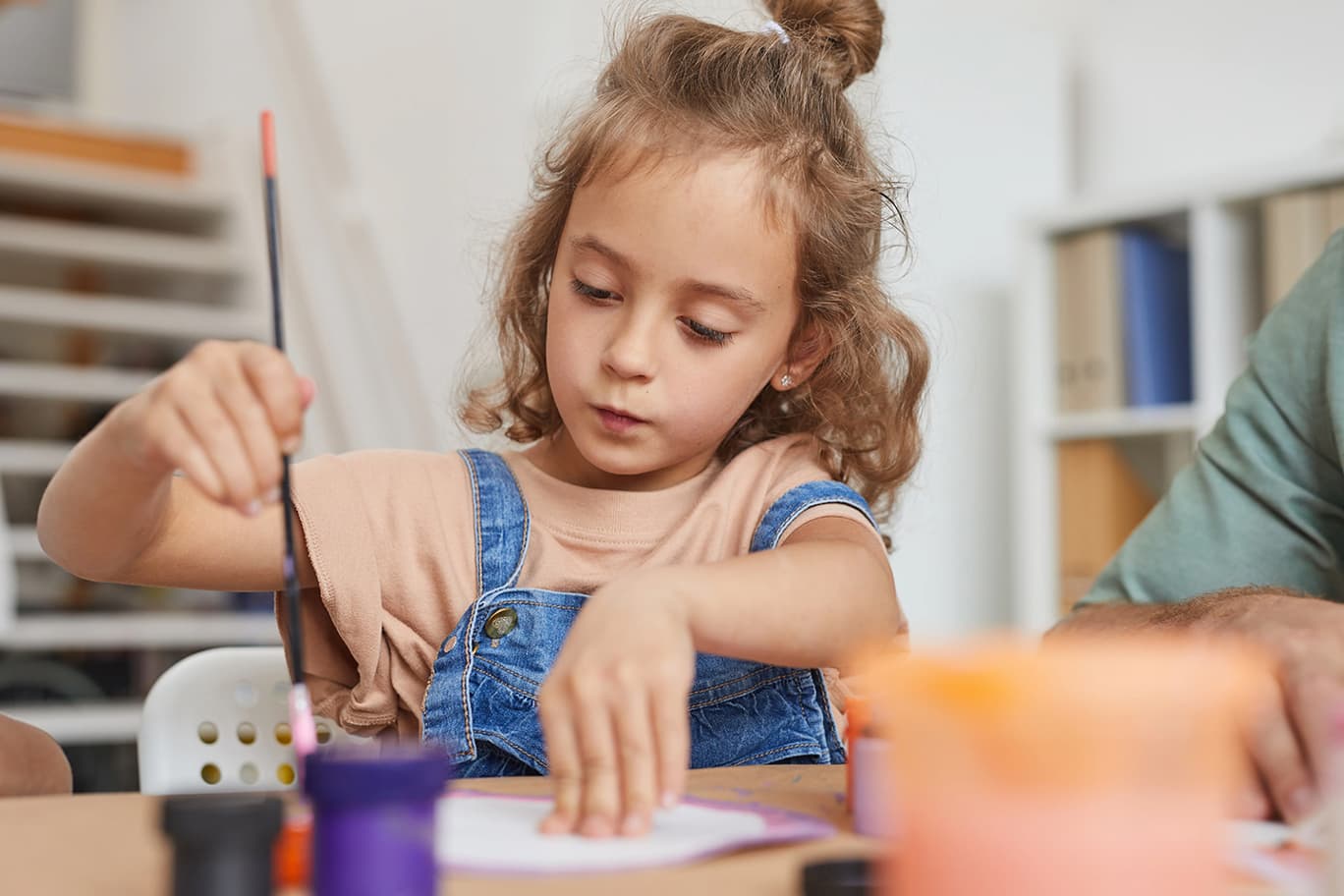 Mädchen ist im Kindergarten am Malen.