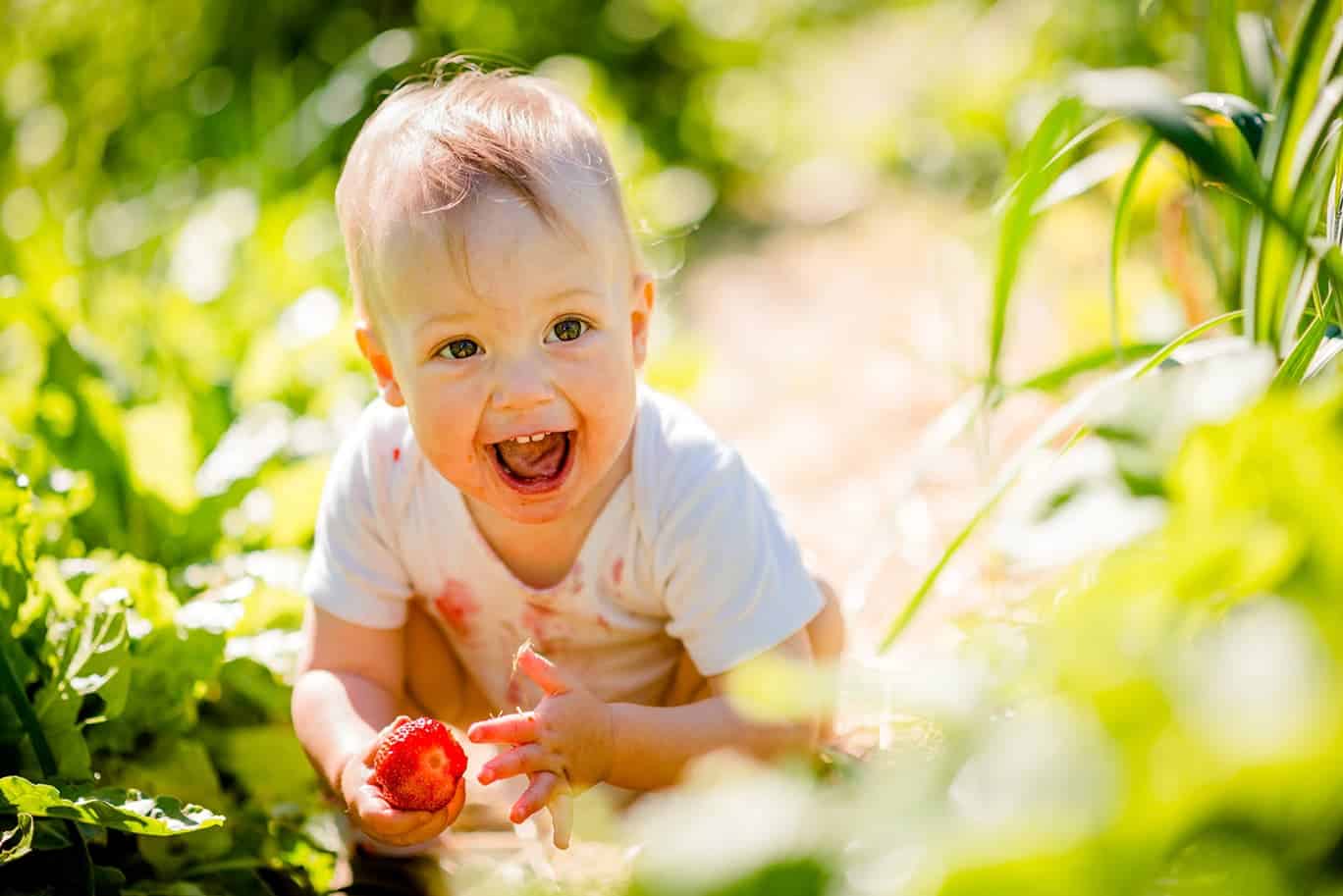 Kleines Kind mit Erdbeeren