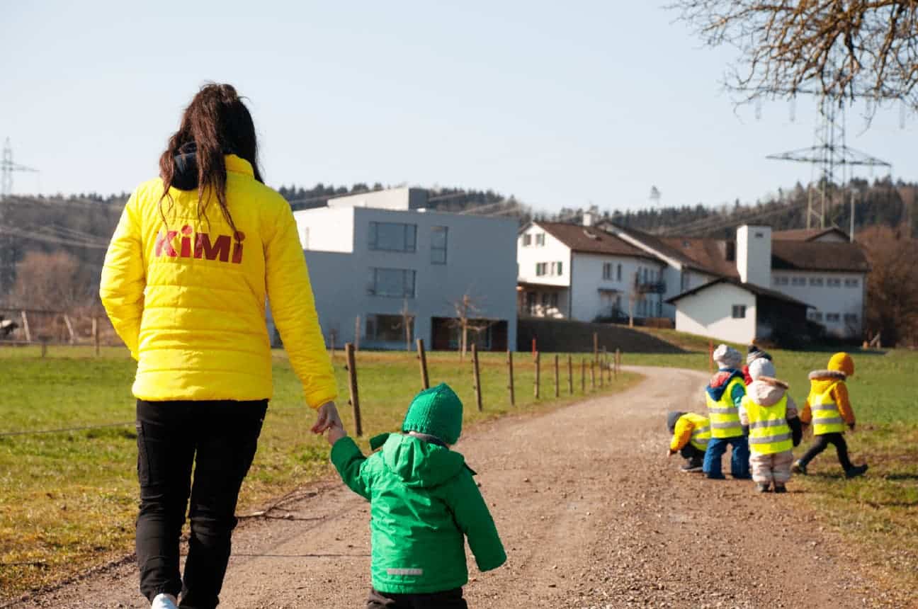 Erzierhin ist mit Kindern unterwegs im Freien beim Spazieren.