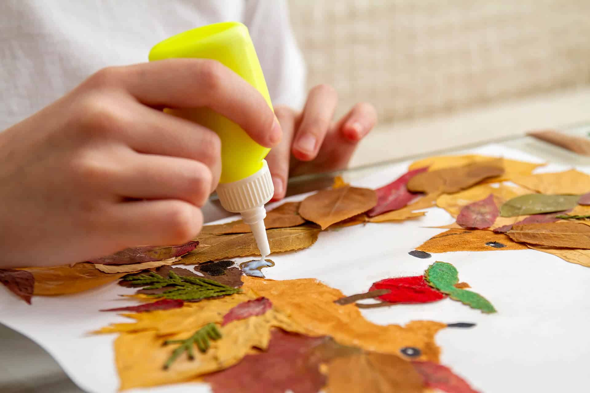 Collage mit Naturmaterialien aus getrockneten Blättern für ein Herbstbild.