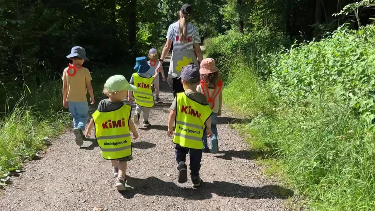 Kinder auf einem Waldspaziergang mit der Erzieherin