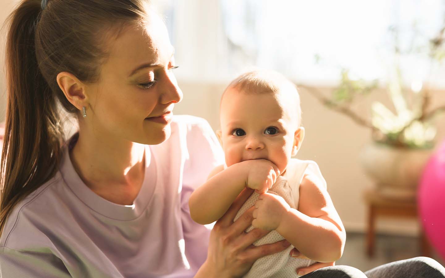 Mutter mit Baby erzählt wie sie die optimale Kita gefunden hat.