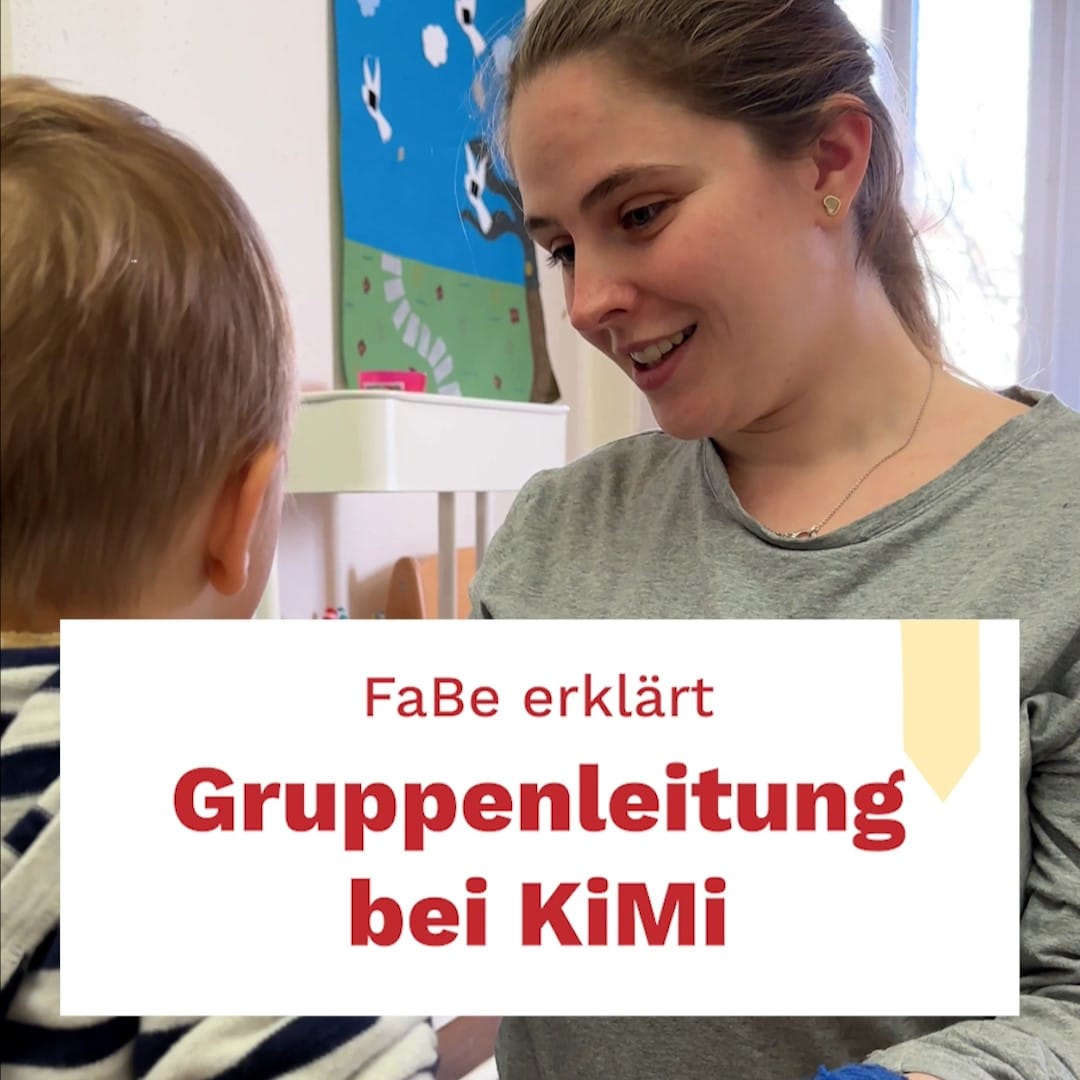 Eine Gruppenleitung bei KiMi erklärt den Beruf der Fachperson Betreuung FaBe im Video.